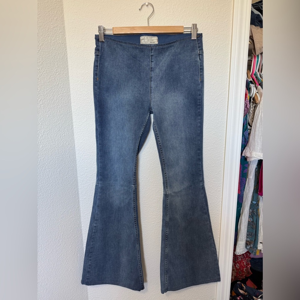 Free people Penny pull-on flare jeans . - Picture 2 of 8